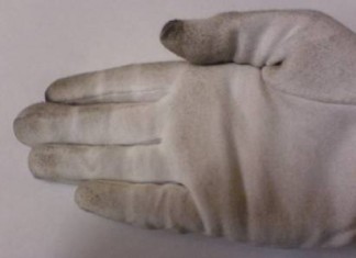 Où se trouvent les poussières qui apparaissent sur les images?