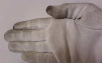 Où se trouvent les poussières qui apparaissent sur les images?